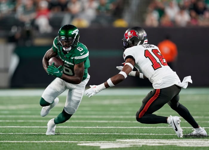 WR Mecole Hardman (6) runs after a catch against the Buccaneers in an NFL Preseason game